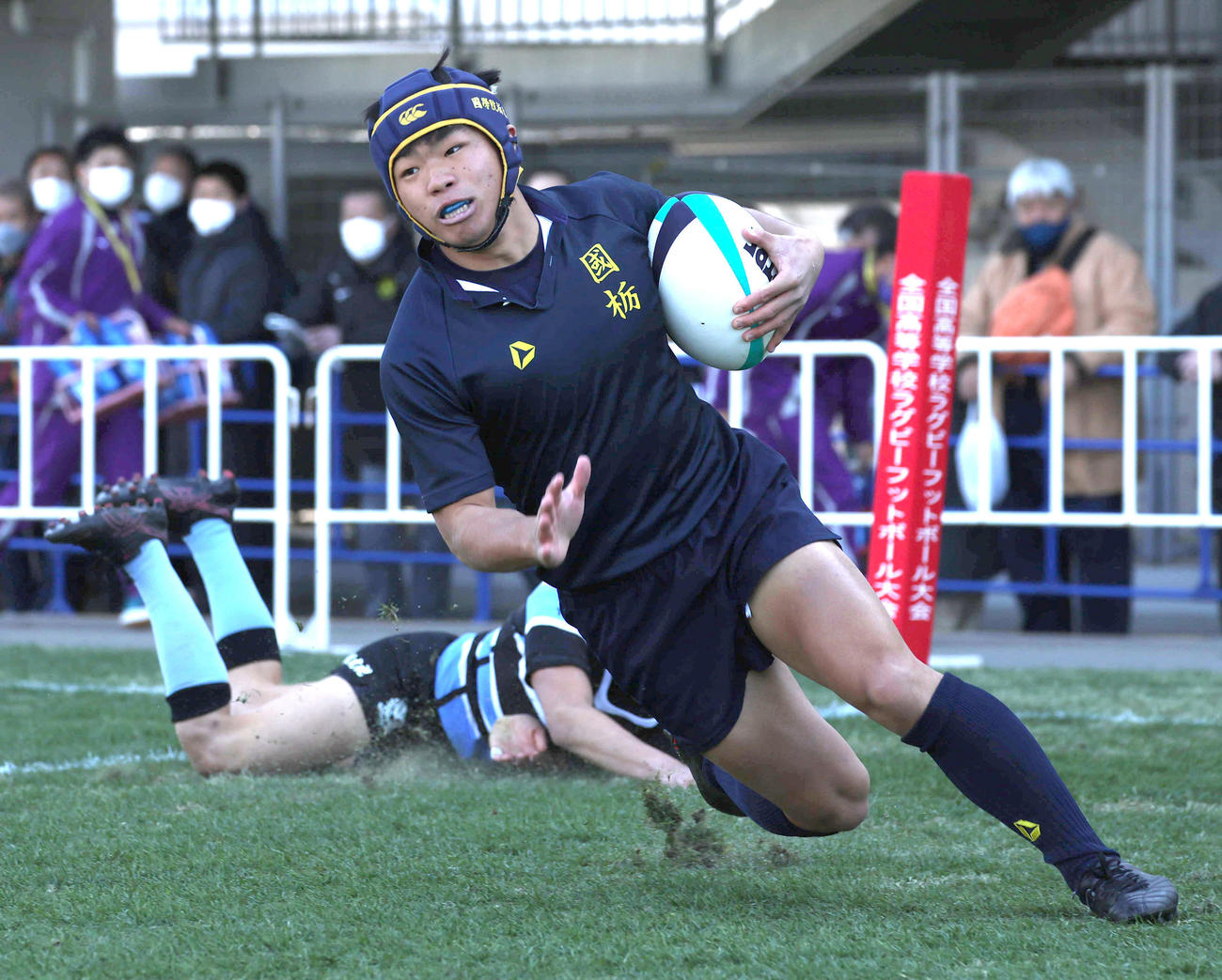 前半、トライを決める国学院栃木WTB島崎（撮影・白石智彦）