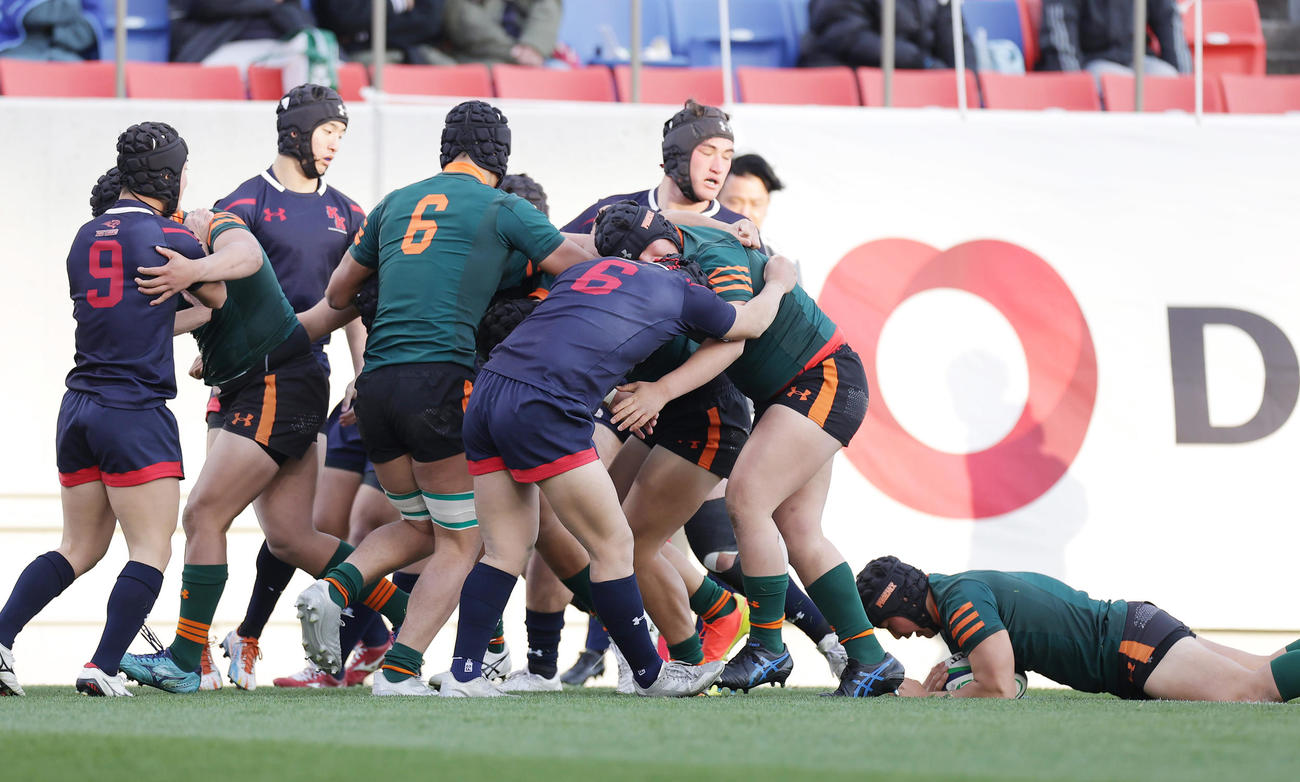 開志国際対東福岡　前半、モールで押し込み東福岡フッカー田中（右下）が先制トライを決める（撮影・前田充）