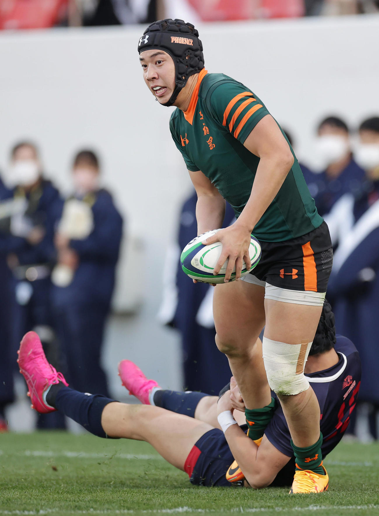 開志国際対東福岡　前半、相手タックルをかわしてトライを決める東福岡WTB上嶋（撮影・前田充）