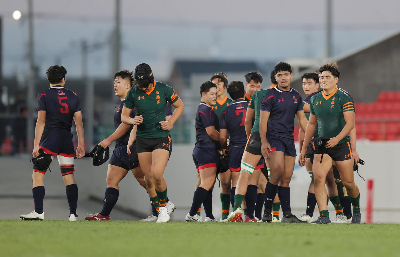 開志国際対東福岡　試合後、健闘をたたえ合う両チームの選手たち（撮影・前田充）