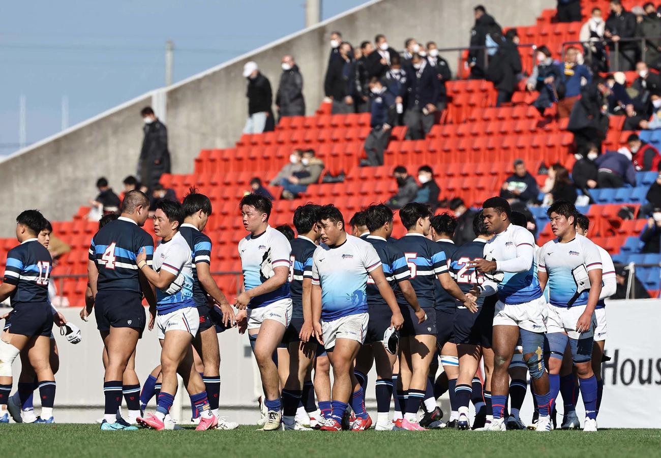 東海大大阪仰星フィフティーン（左）と健闘をたたえ合う大分東明フィフティーン（撮影・上田博志）