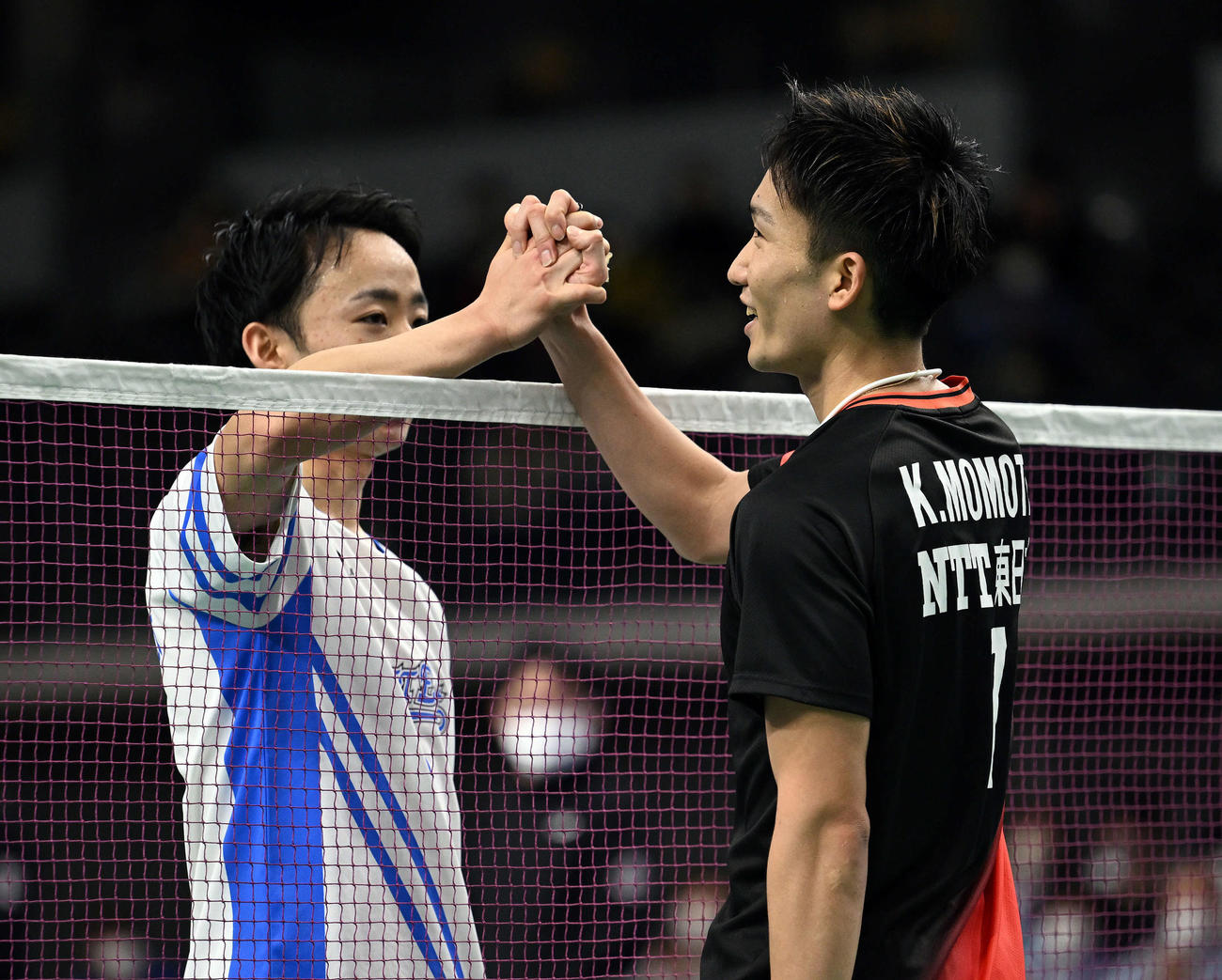 男子シングルス準決勝を終え握手を交わす桃田（右）と田中（撮影・滝沢徹郎）