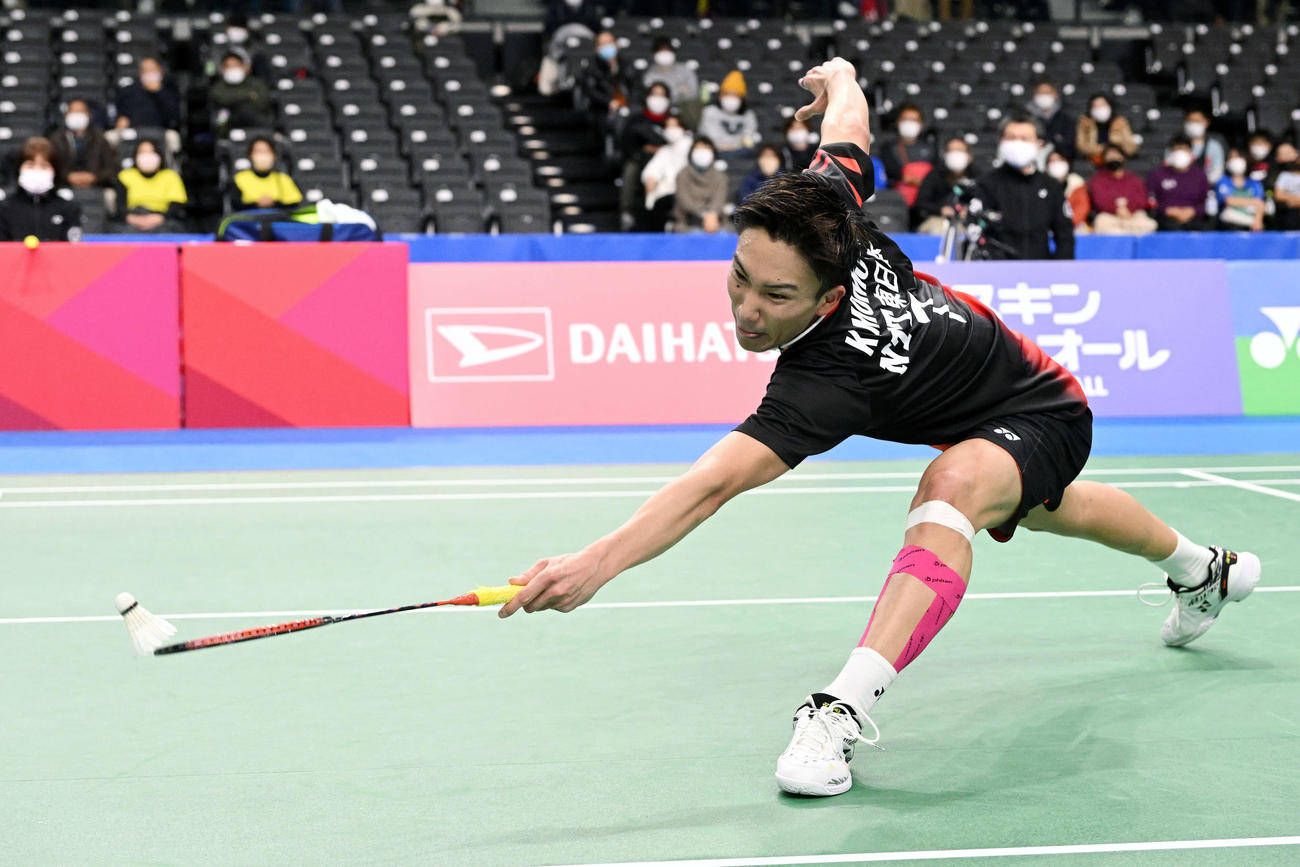 男子シングルス準決勝でシャトルを打ち返す桃田（撮影・滝沢徹郎）