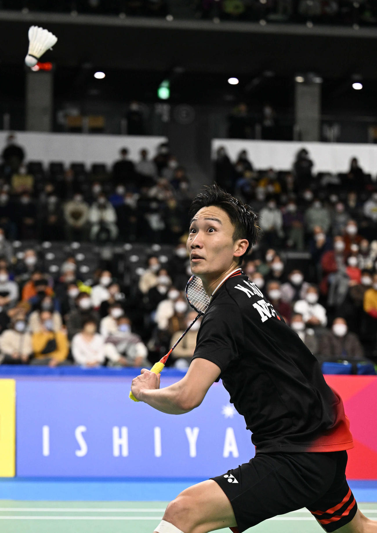 男子シングルス決勝　シャトルを打ち返す桃田（撮影・滝沢徹郎）