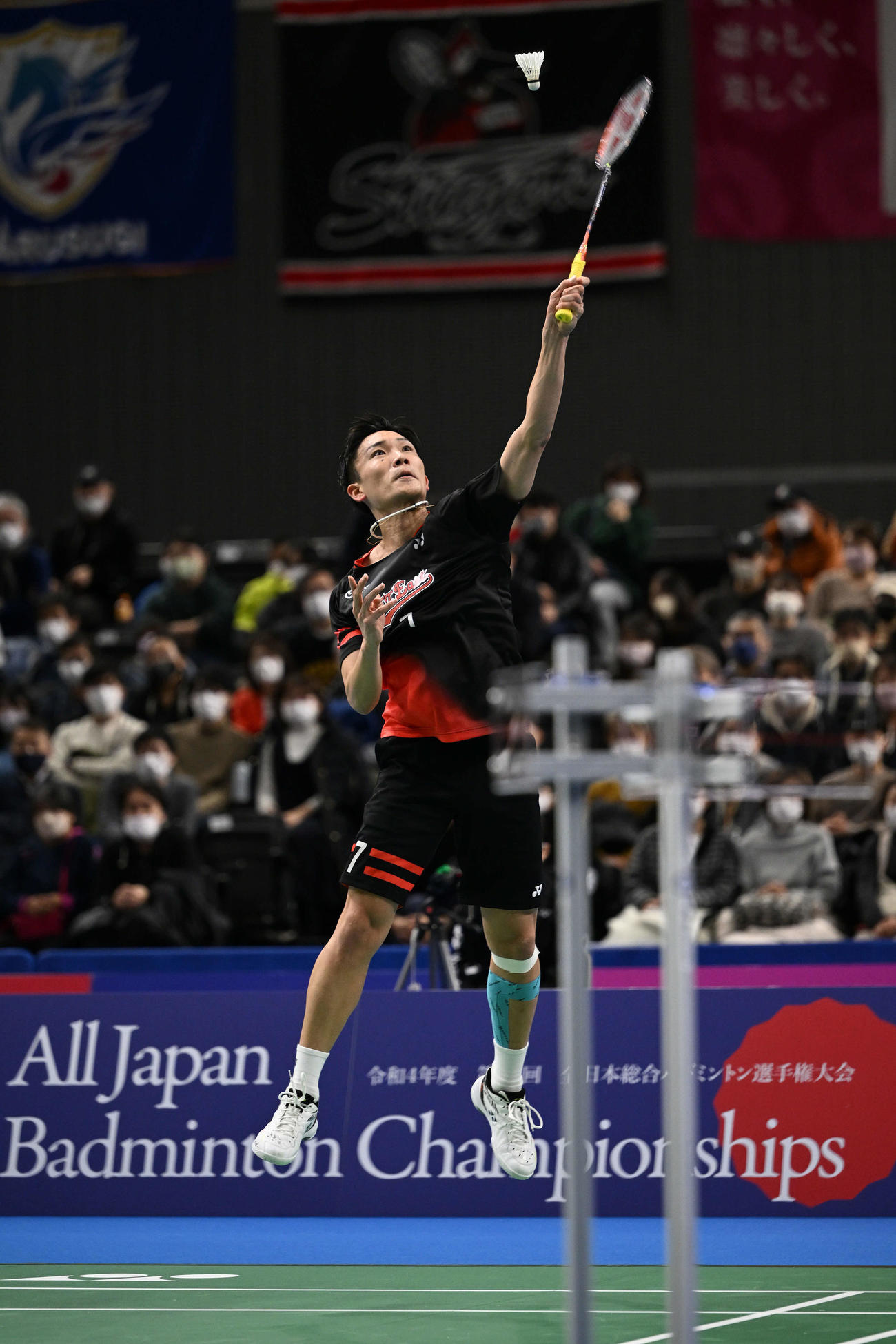 男子シングルス決勝　スマッシュを放つ桃田（撮影・滝沢徹郎）