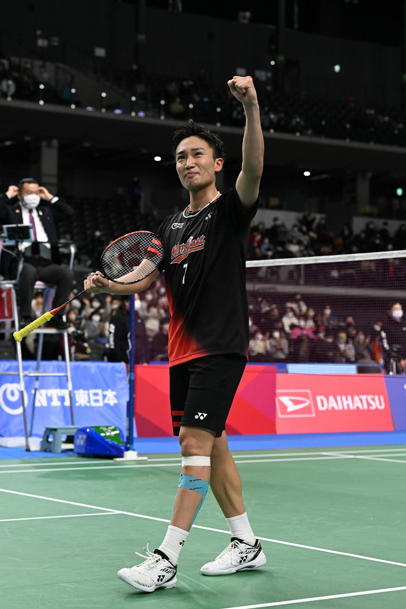 男子シングルスで優勝を決めた桃田はガッツポーズする（撮影・滝沢徹郎）