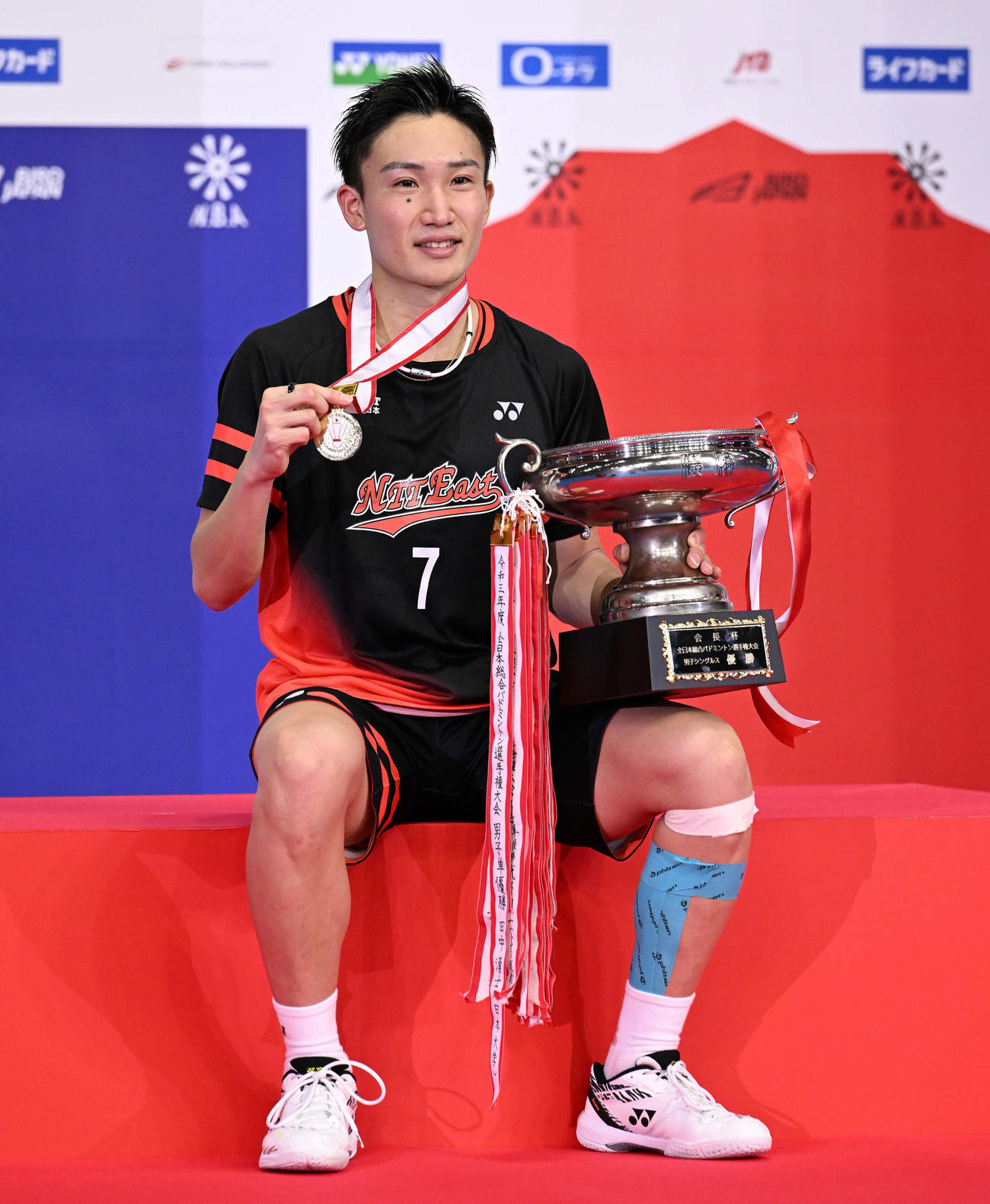 男子シングルスで優勝を決め記念撮影する桃田（撮影・滝沢徹郎）