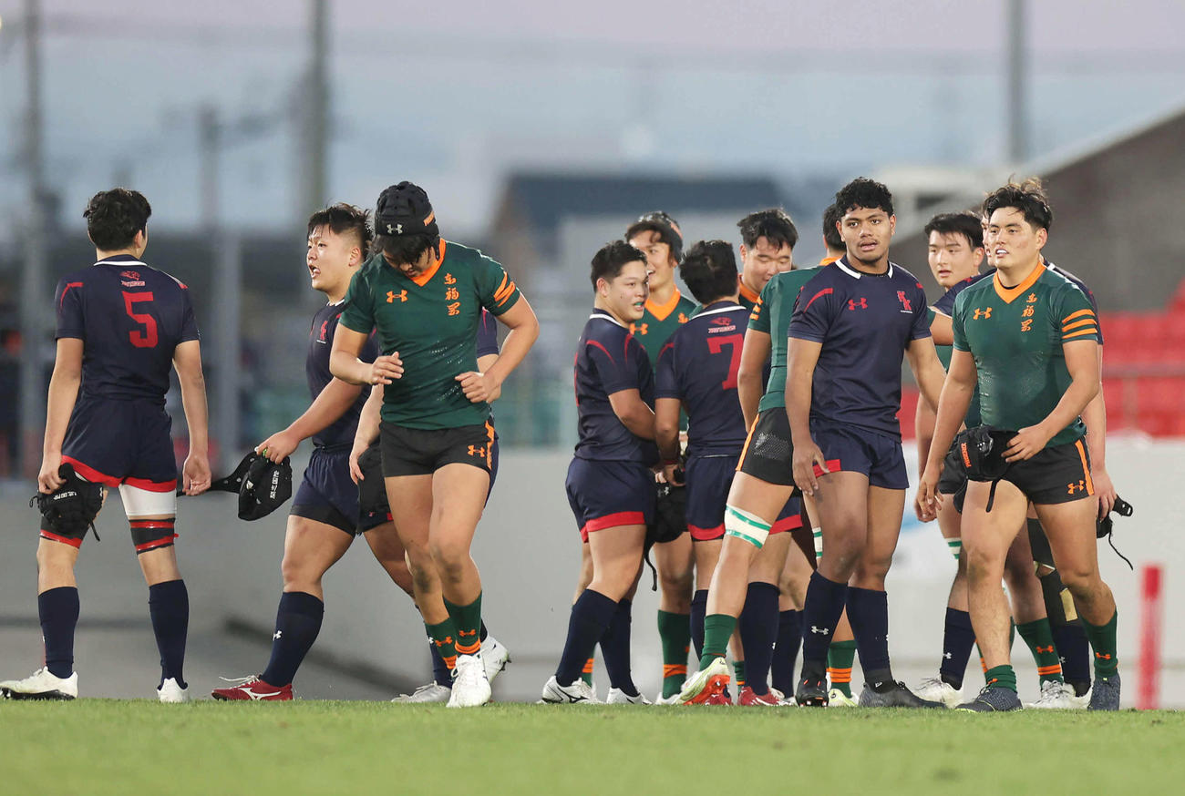 試合後、健闘をたたえ合う両チームの選手たち（撮影・前田充）