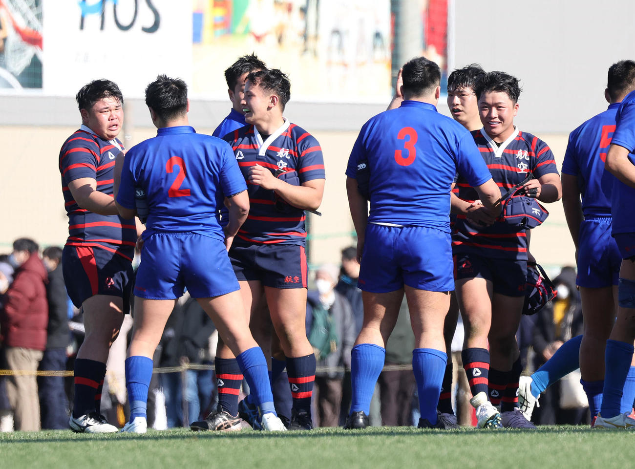 お互いの健闘をたたえる日本航空石川（奥）と長崎北陽台フィフティーン（撮影・白石智彦）