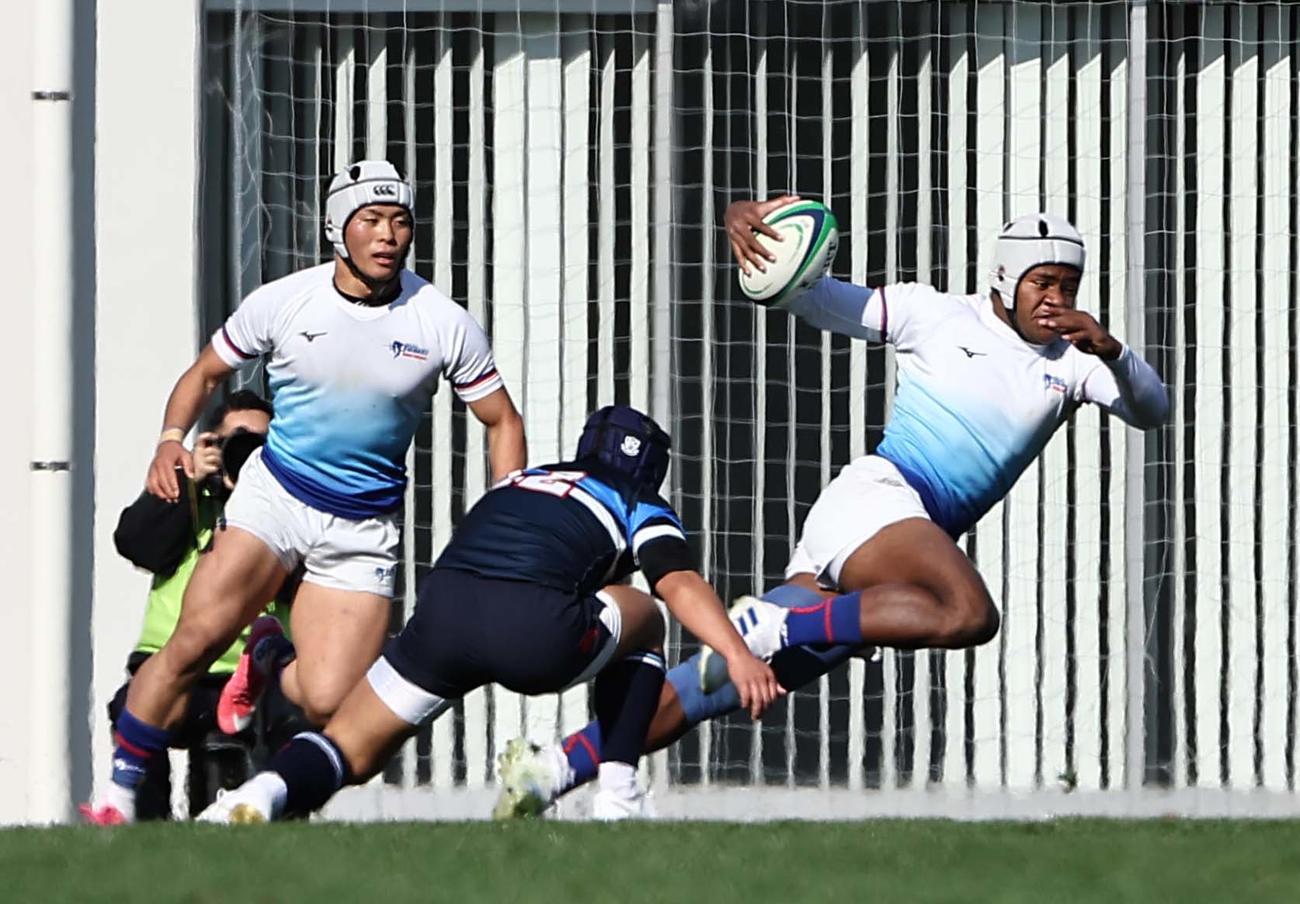 東海大大阪仰星対大分東明　後半、華麗なステップを見せる大分東明WTBナブラギ・エロニ（撮影・上田博志）