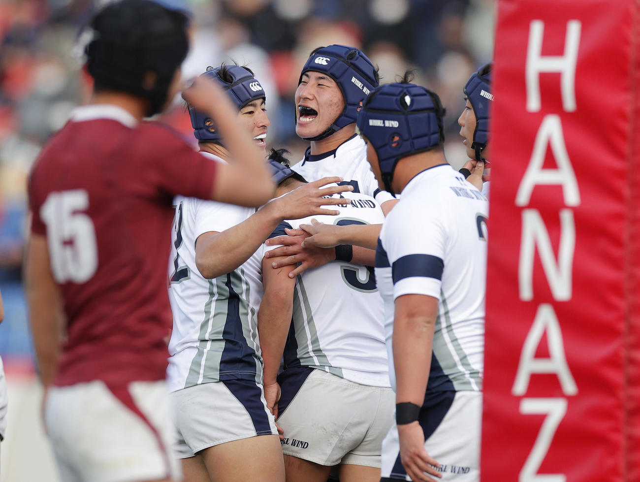 前半、SH須田がトライを決め喜ぶ大阪桐蔭の選手たち（撮影・前田充）