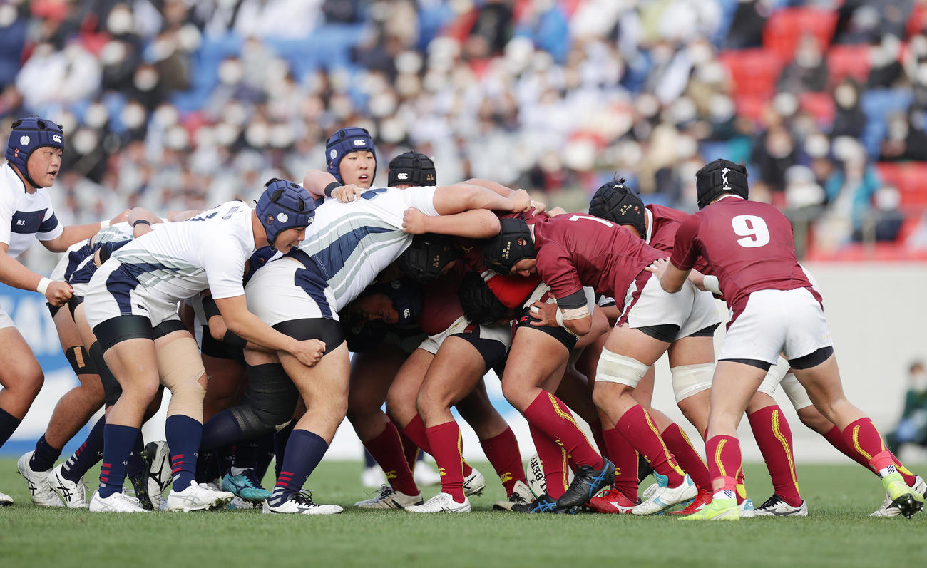 前半、モールで押し合う大阪桐蔭と目黒学院の選手たち（撮影・前田充）