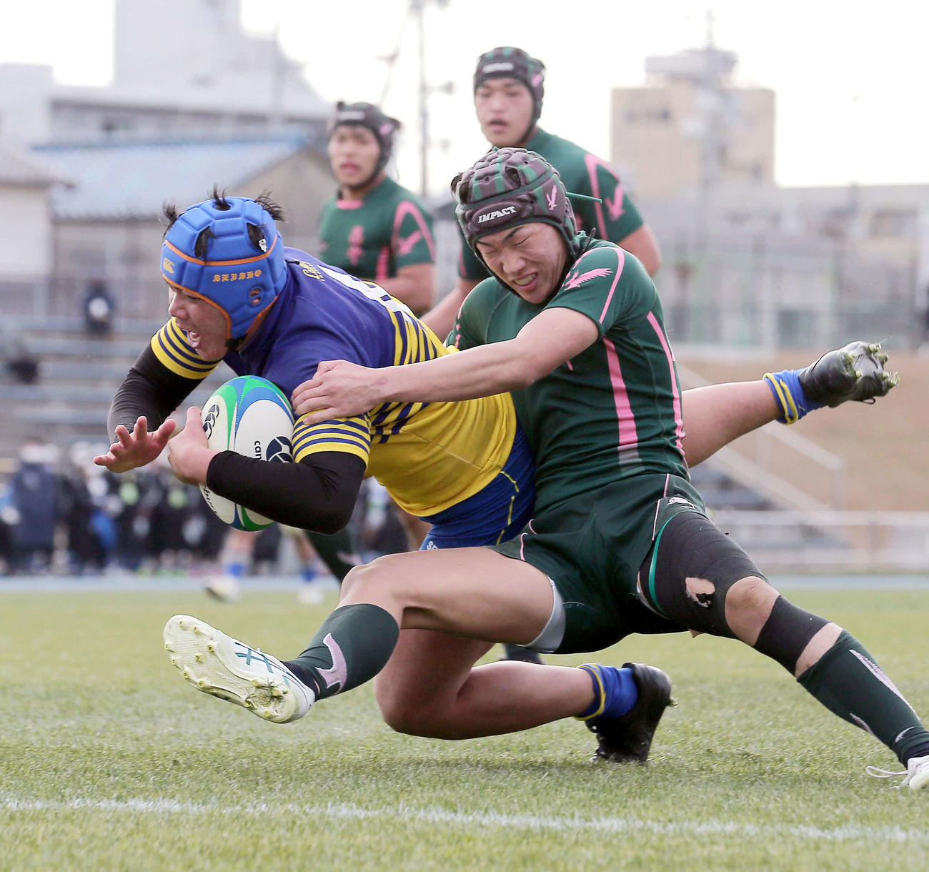 昌平対京都成章　後半、京都成章ロック角谷（左）はタックルを受けながらも左中間にトライ（撮影・上山淳一）