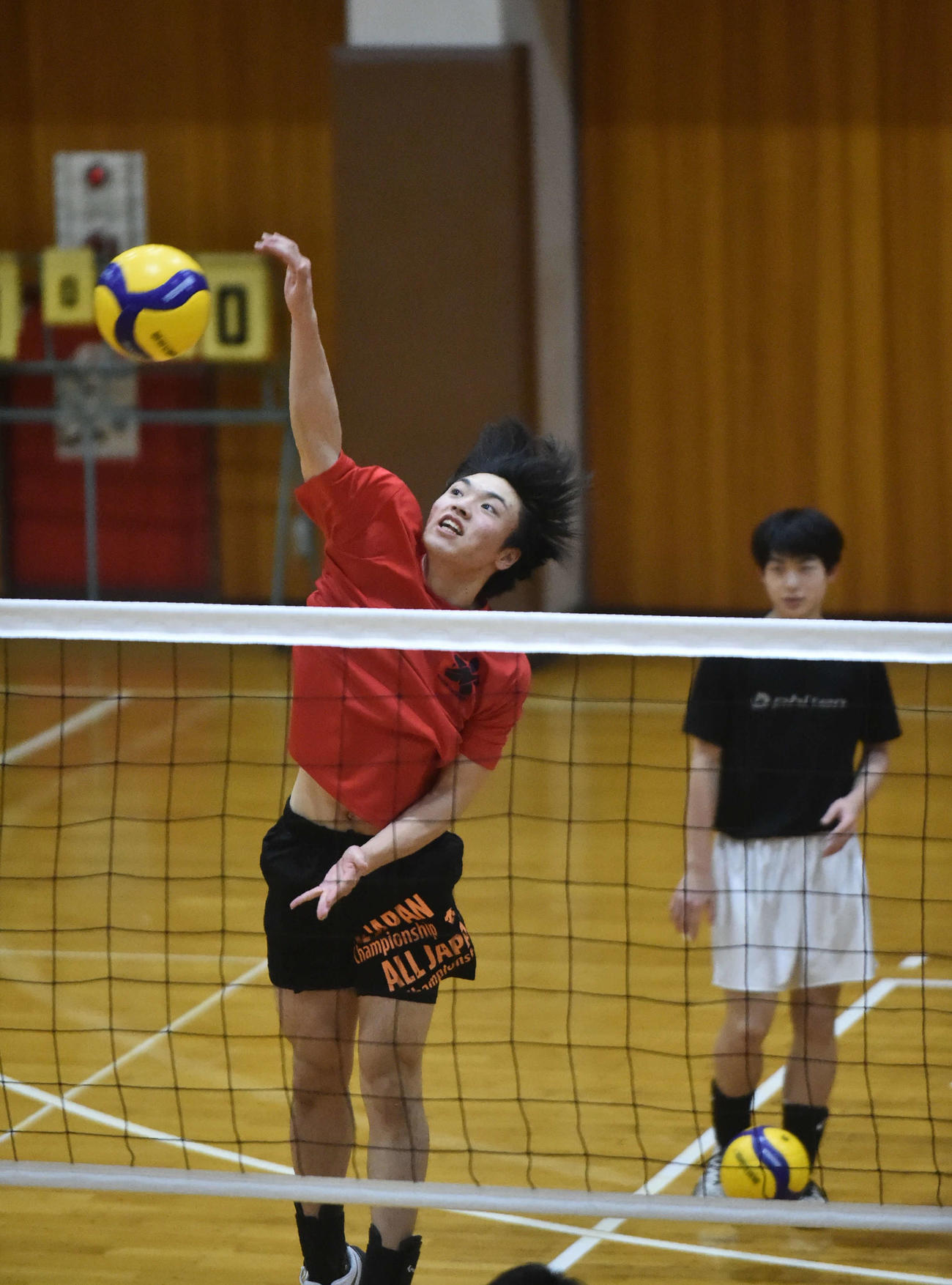 練習でスパイクを打ち込む松木太一