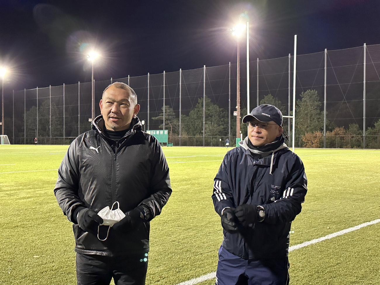 日本代表でも一緒に戦い、現在は京産大の大学日本一に力を注ぐ広瀬監督（右）と元木GM
