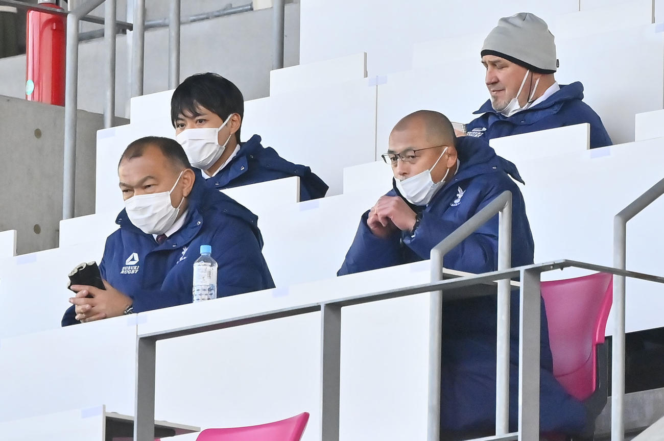 22年12月25日、京産大対慶大　スタンドから戦況を見守る（手前右から）京産大広瀬監督と元木コーチ