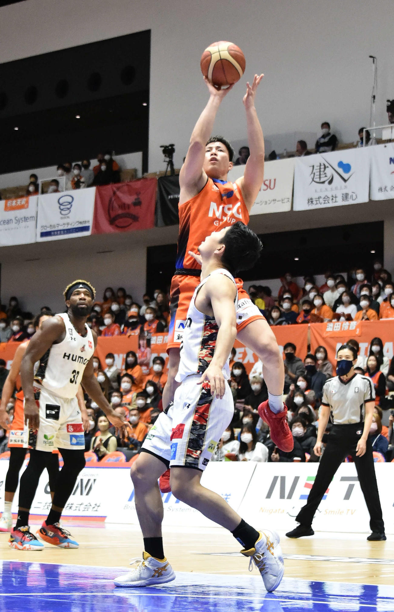 第1Q、シュートを決める新潟・木村