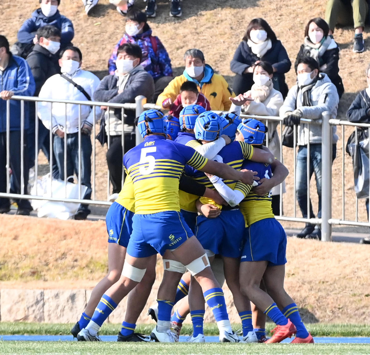 流通経大柏対京都成章　前半、トライに喜ぶ京都成章フィフティーン（撮影・前岡正明）