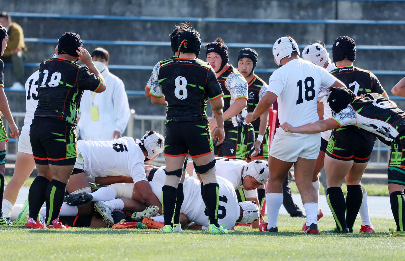 天理対青森山田　後半、天理左プロップ松沢はトライを決める（撮影・加藤哉）