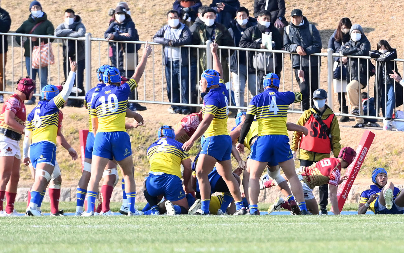 流通経大柏対京都成章　前半、SH香山のトライに喜ぶ京都成章フィフティーン（撮影・前岡正明）