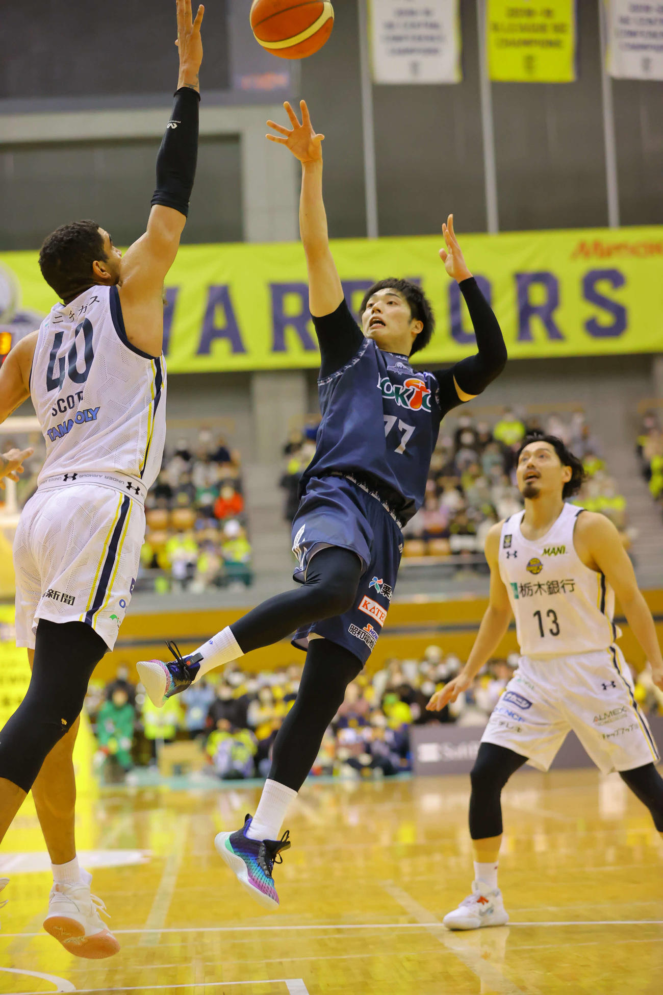 信州対宇都宮　攻守に活躍した宇都宮渡邉（右）（コピーライトBLEAGUE）