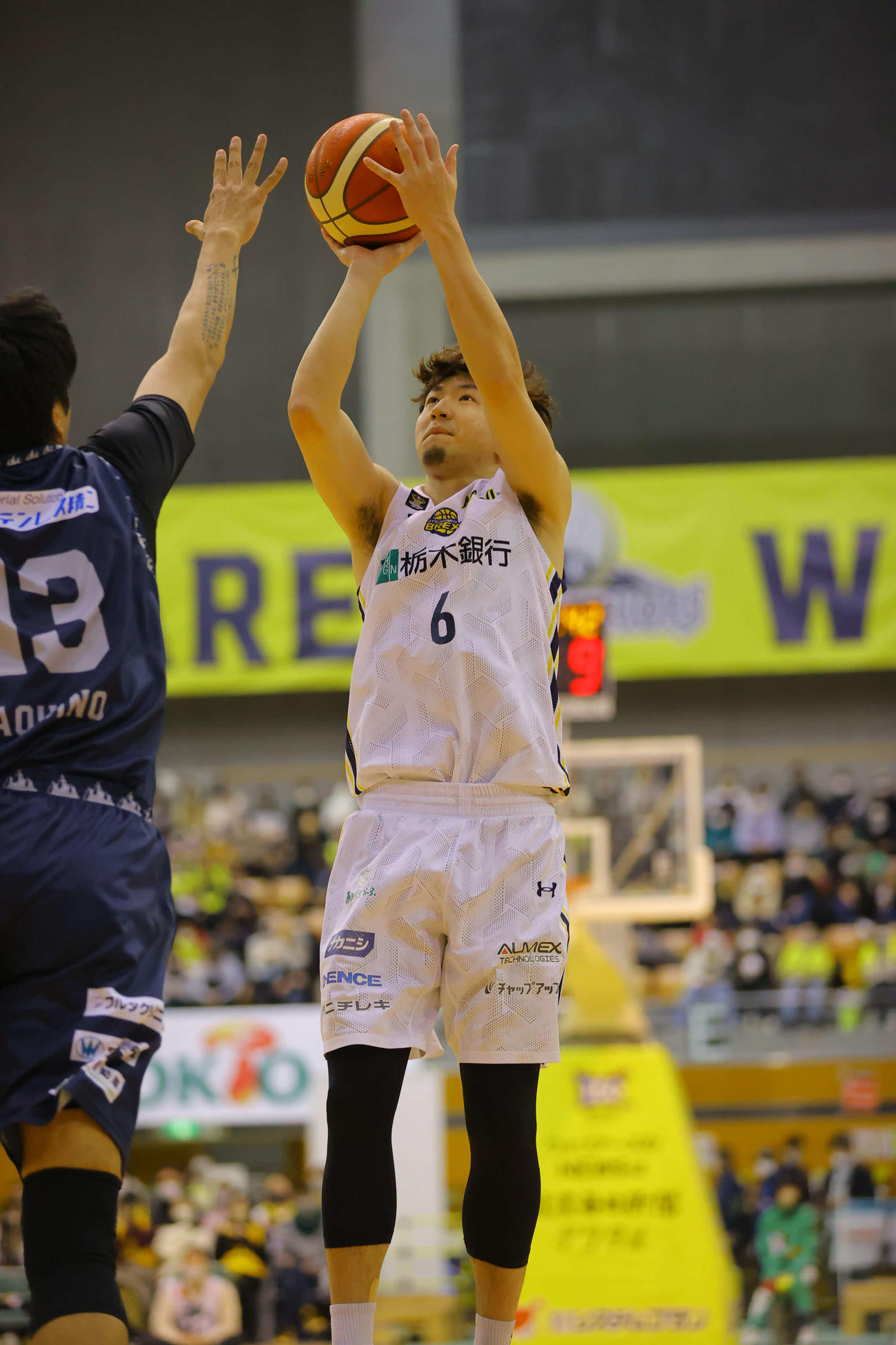 信州対宇都宮　3点シュートを打つ宇都宮比江島）（コピーライトBLEAGUE）