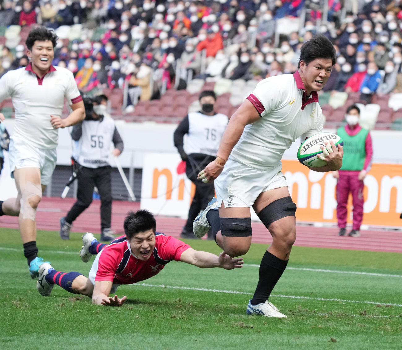 京産大対早大、前半、早大・村田（右）は京産大守備陣を振り切りゴール左にトライを奪う（撮影・小沢裕）
