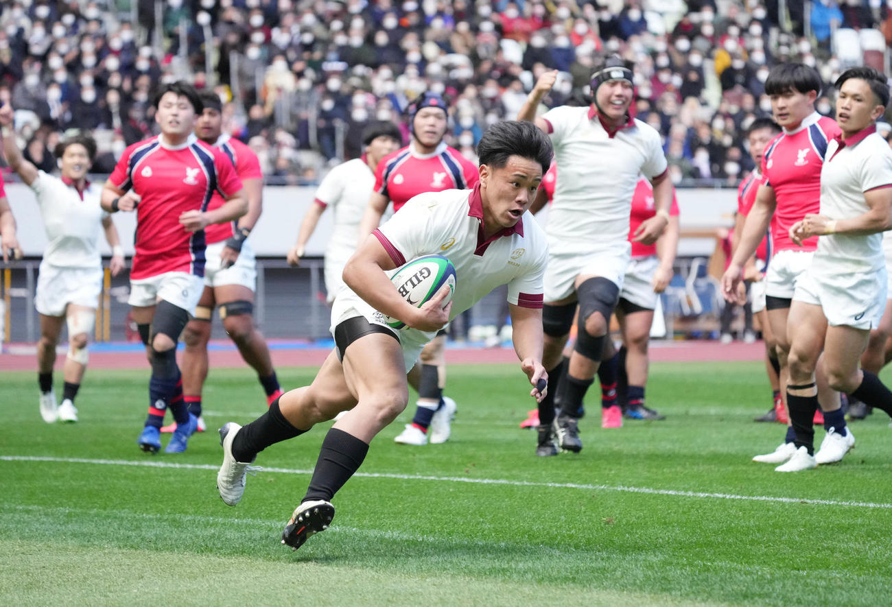 京産大対早大、前半、早大・槙（中央）はゴール中央にトライを奪う（撮影・小沢裕）