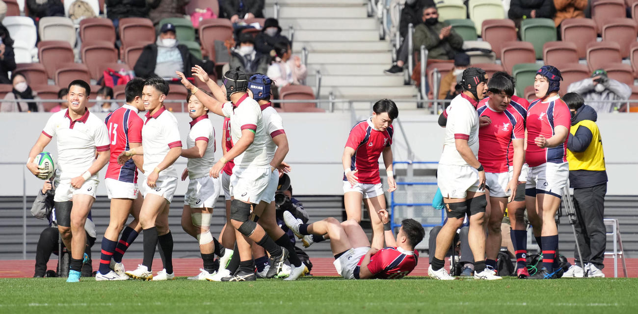 京産大対早大　後半、SO伊藤大祐（左）のトライに沸く早大フィフティーン（撮影・小沢裕）