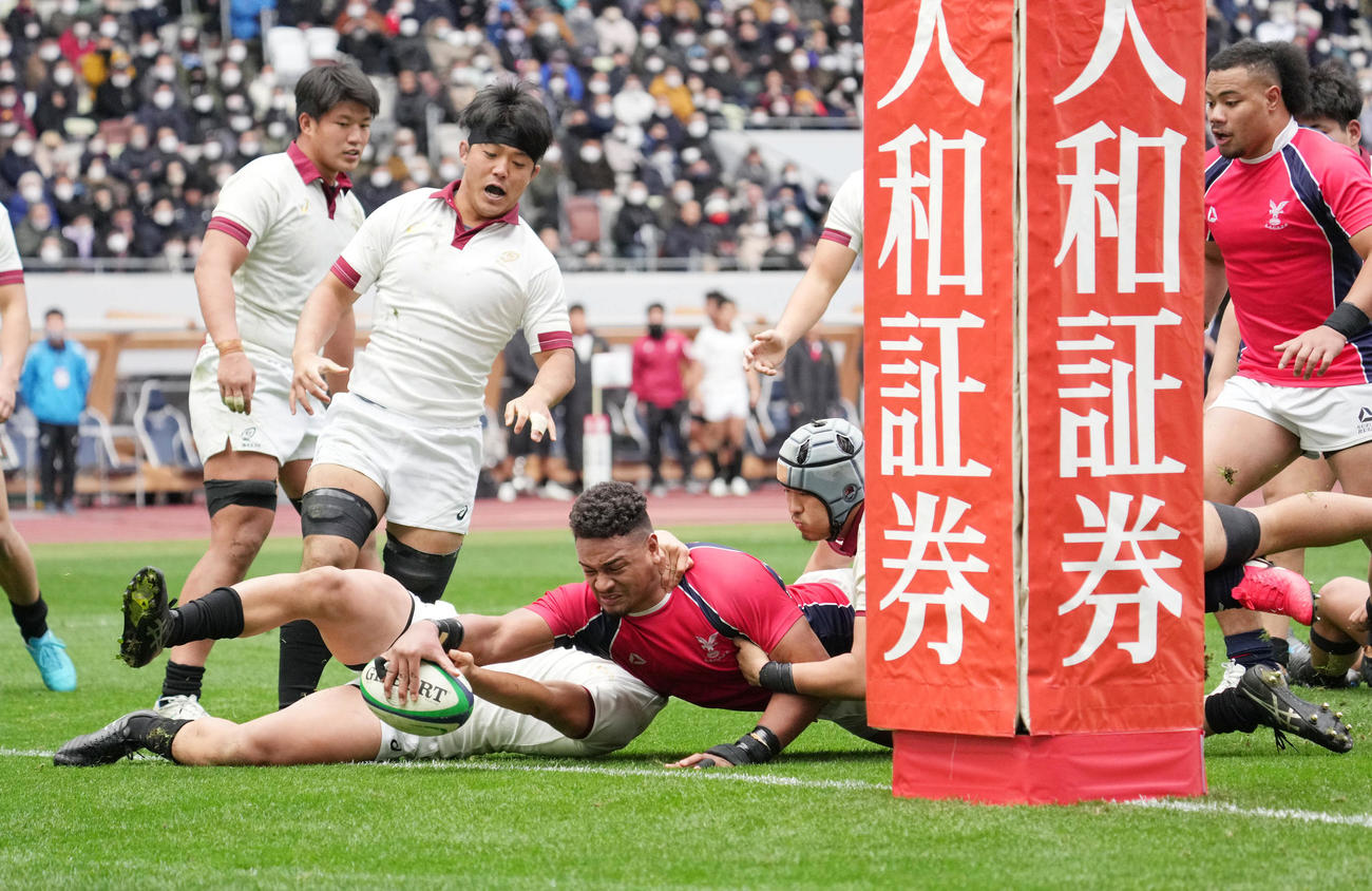 京産大対早大　後半、京産大、フナキ（中央）はゴール中央にトライを奪う（撮影・小沢裕）