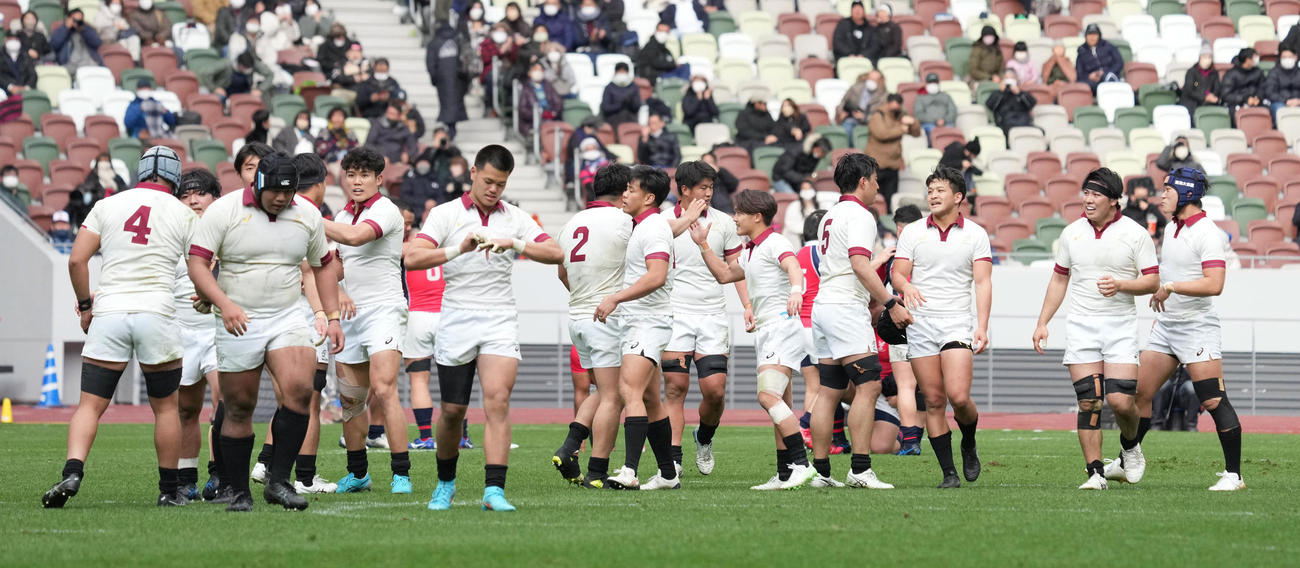 京産大対早大　決勝進出を果たし勝利を分かち合う早大フィフティーン（撮影・小沢裕）