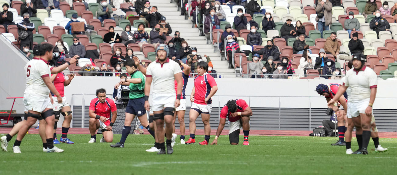 京産大対早大　準決勝で敗れがっくりする京産大フィフティーン（撮影・小沢裕）