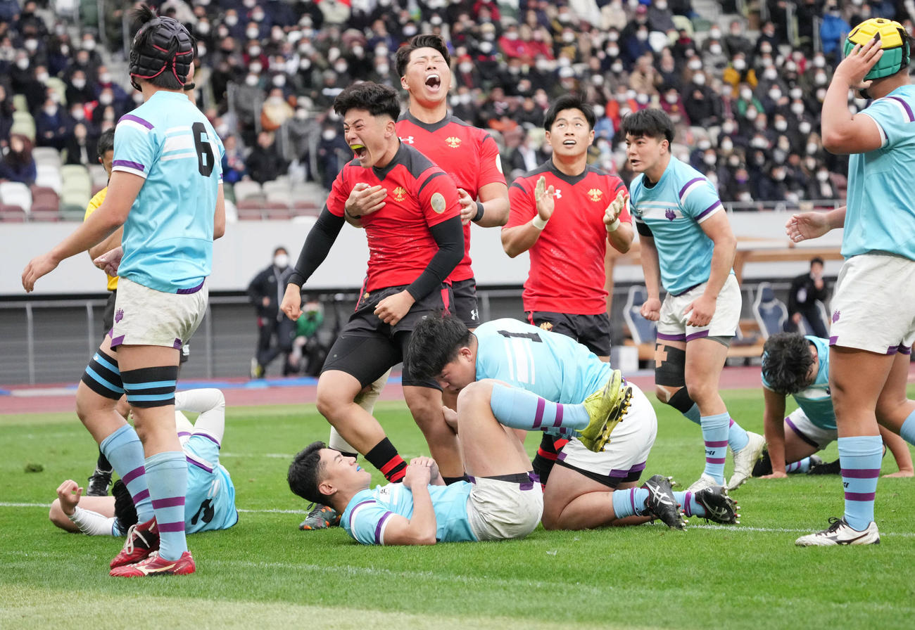 前半、帝京大・小村（中央左）はゴール右にトライを奪い雄たけびを上げる（撮影・小沢裕）