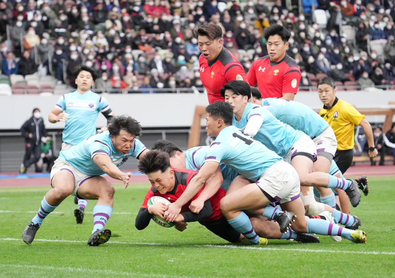 前半、帝京大・小村（中央）はゴール右にトライを奪う（撮影・小沢裕）