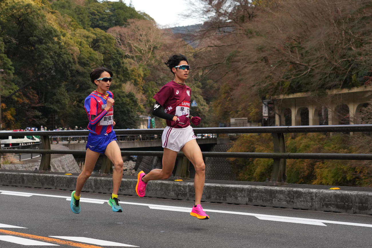 箱根町の函嶺洞門を横目に力走する早大5区伊藤（右）と創価大5区野沢（撮影・菅敏）