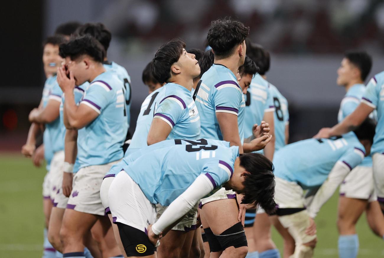 帝京大に敗れ、肩を落とす筑波大フィフティーン（共同）