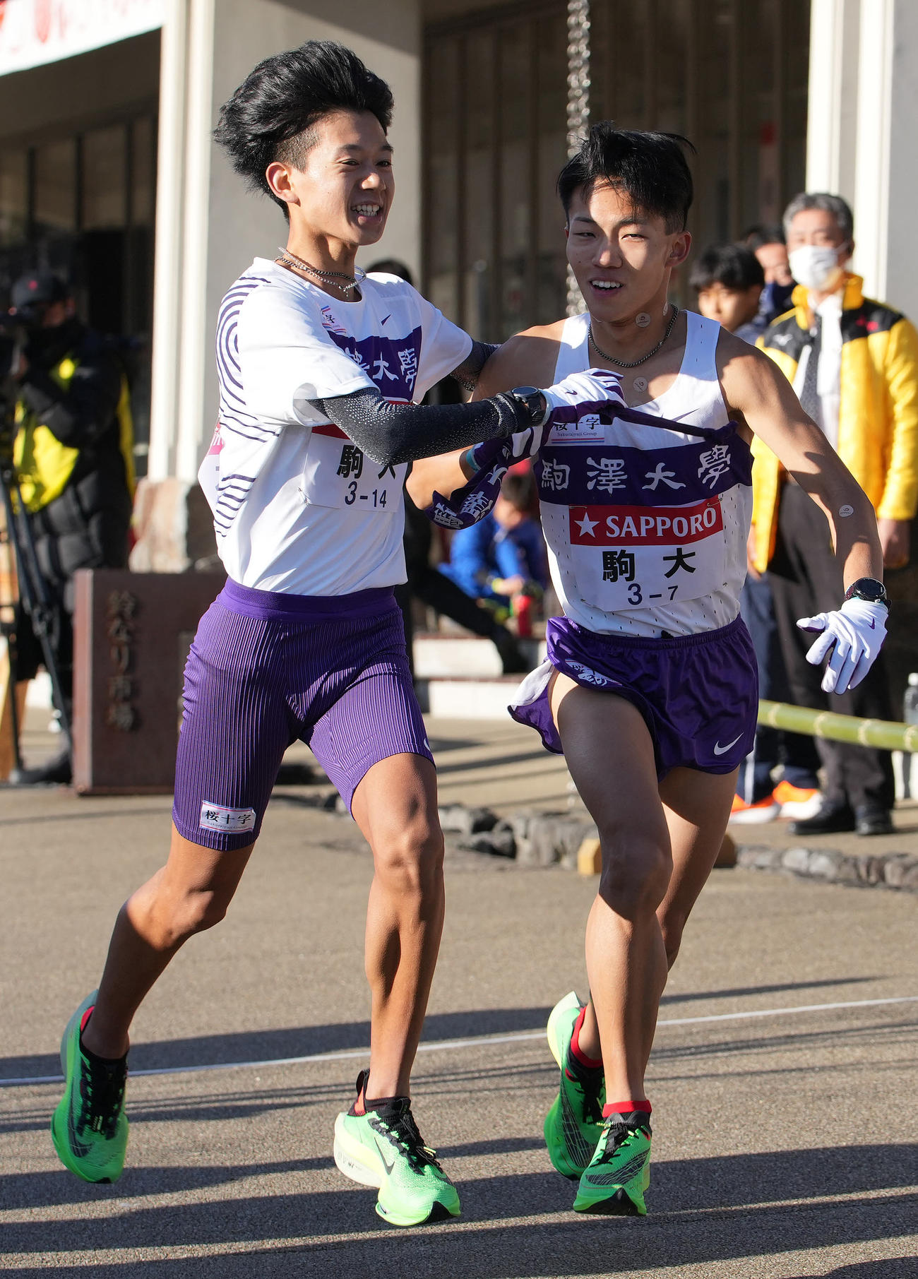 駒大6区伊藤（左）は小田原中継所で7区安原にたすきを渡す（撮影・鈴木みどり）