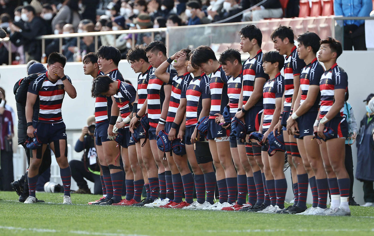 佐賀工対東福岡　東福岡に敗れ涙を流す佐賀工フィフティーン（撮影・上田博志）