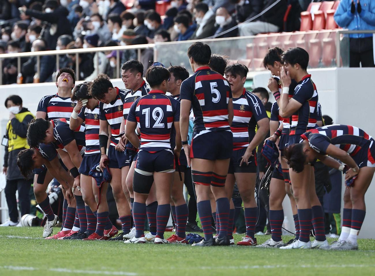 佐賀工対東福岡　東福岡に敗れ涙を流す佐賀工フィフティーン（撮影・上田博志）