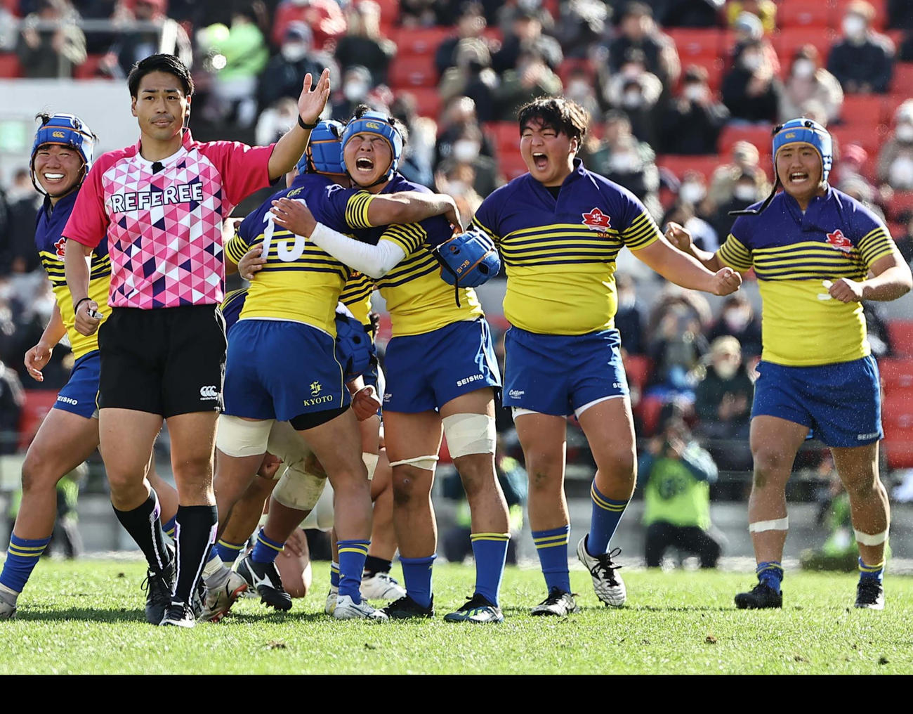 大阪桐蔭対京都成章　大阪桐蔭に勝利し喜ぶ京都成章フィフティーン（撮影・上田博志）