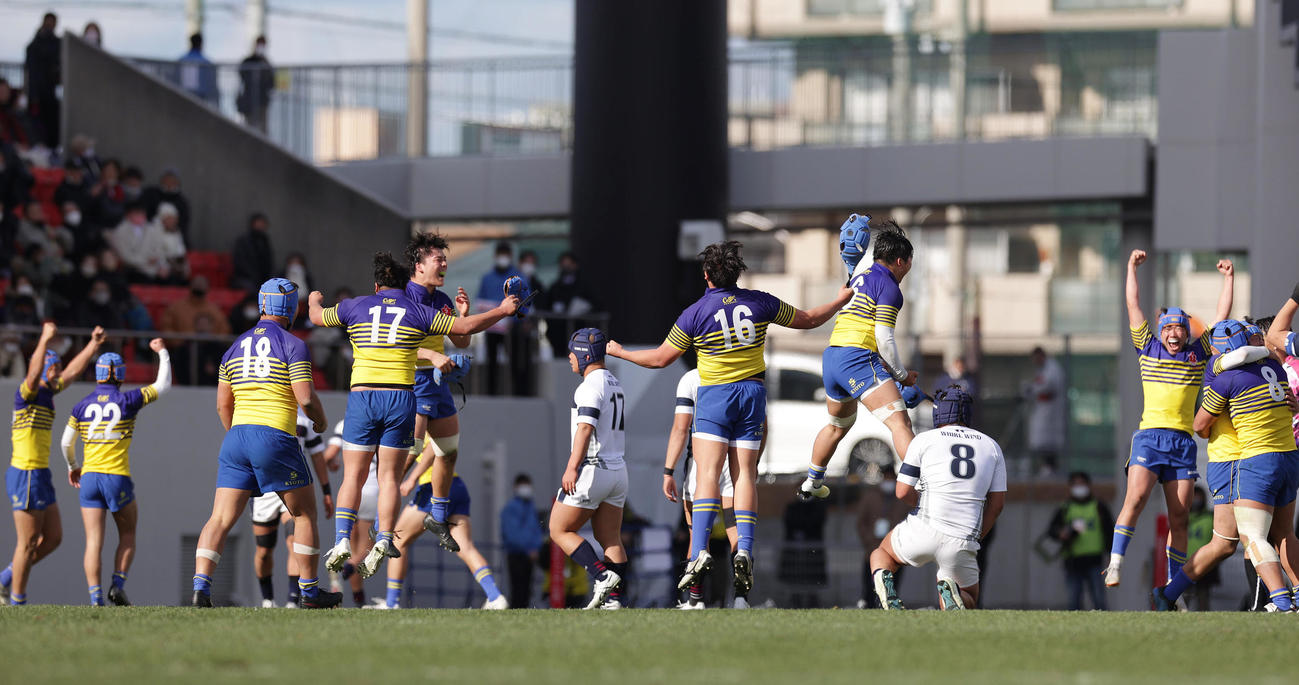 大阪桐蔭対京都成章　大阪桐蔭を破り喜ぶ京都成章フィフティーン（撮影・前田充）