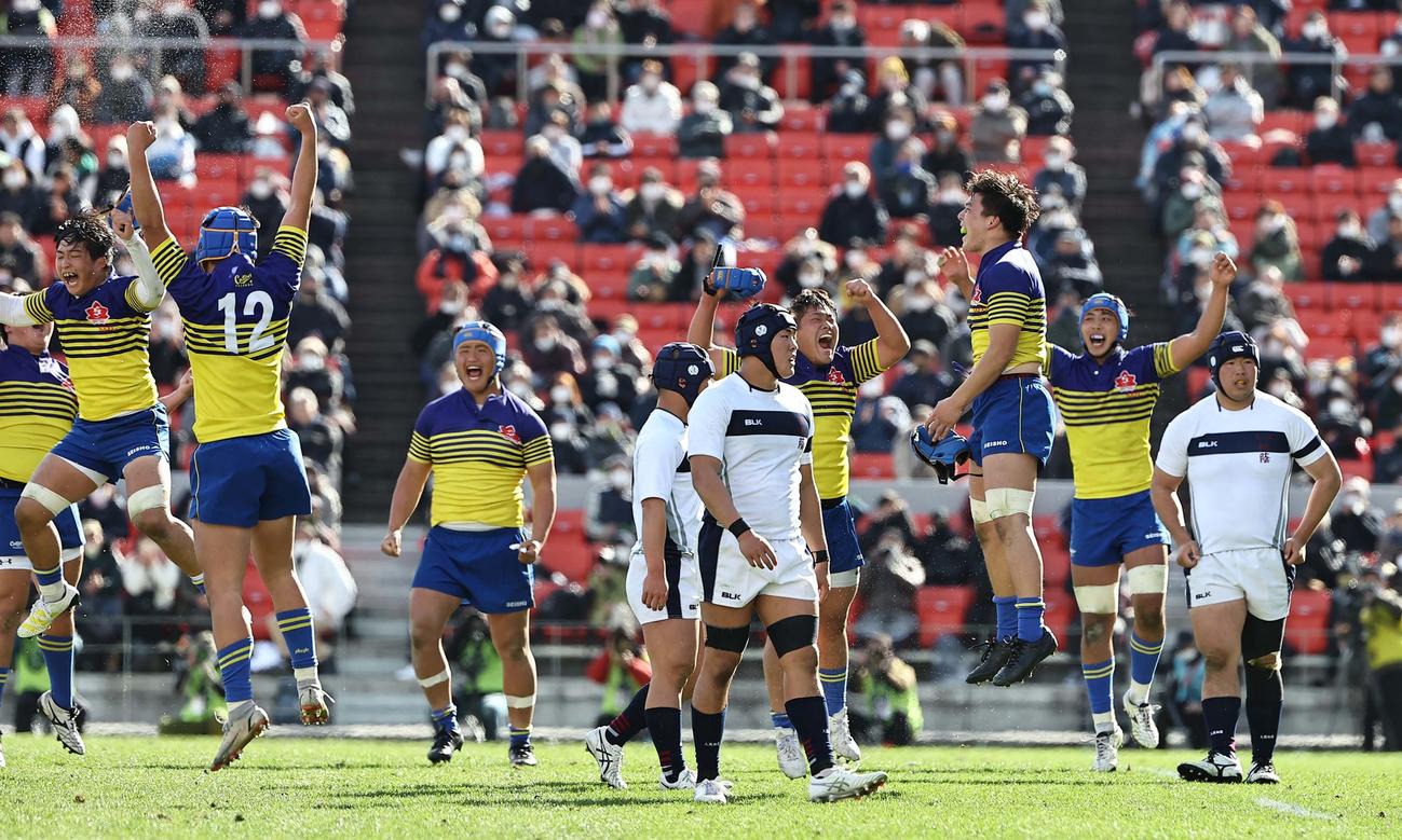 大阪桐蔭対京都成章　大阪桐蔭に勝利し喜ぶ京都成章フィフティーン（撮影・上田博志）