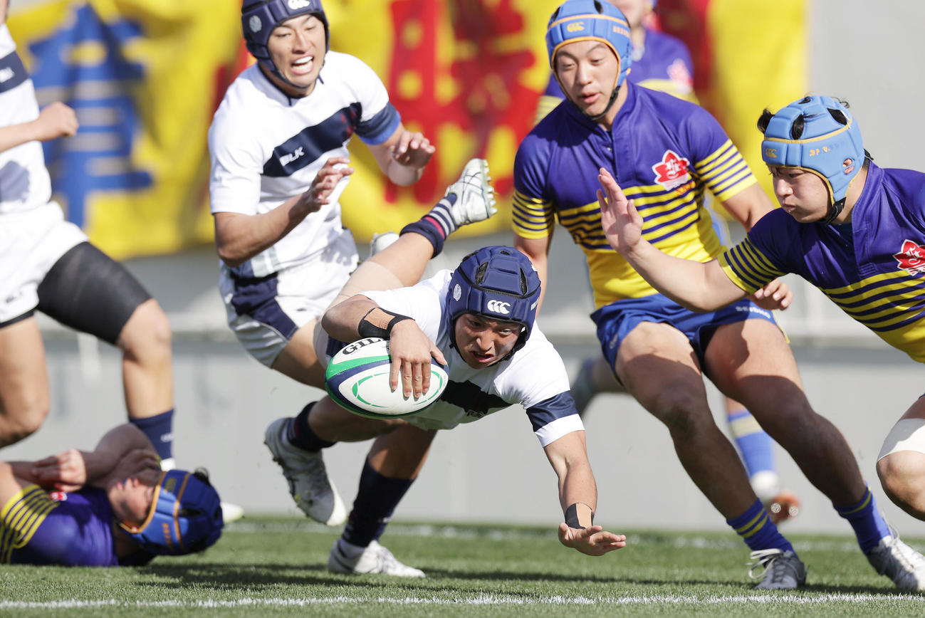 大阪桐蔭対京都成章　前半、先制トライを決める大阪桐蔭WTB福永（中央）（撮影・前田充）