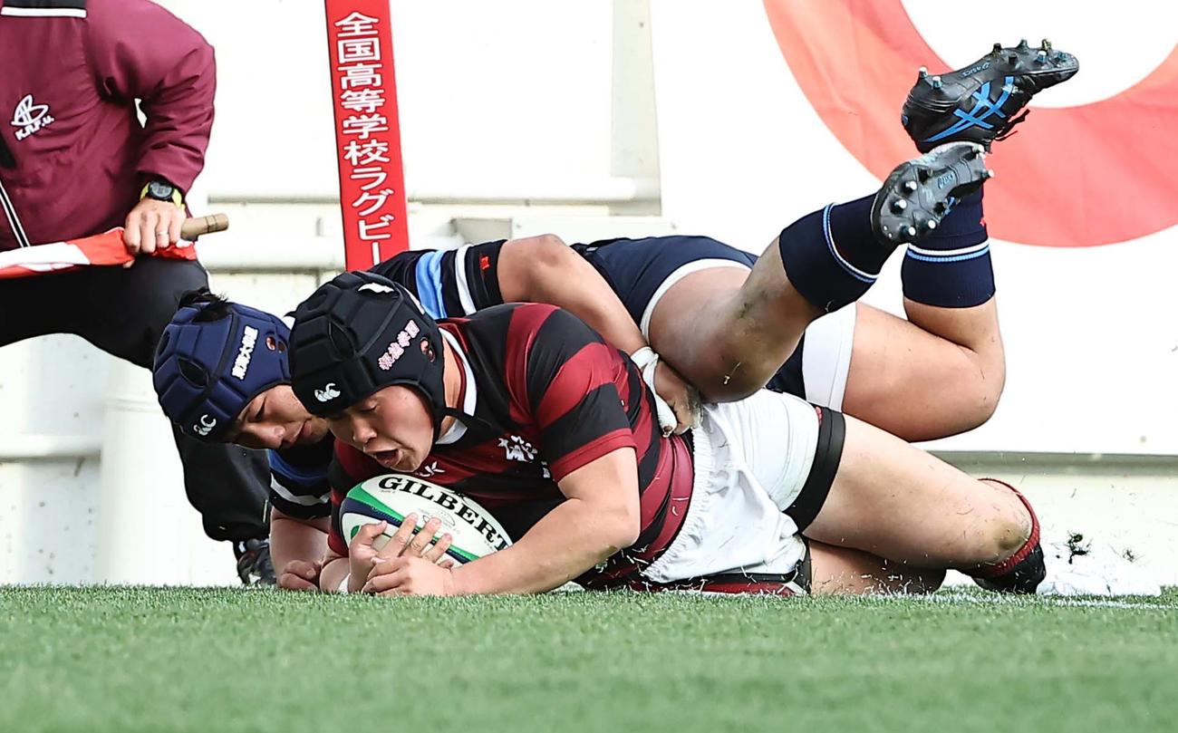 東海大大阪仰星対報徳学園　後半、右隅にトライを決める報徳学園フッカー山下（撮影・上田博志）