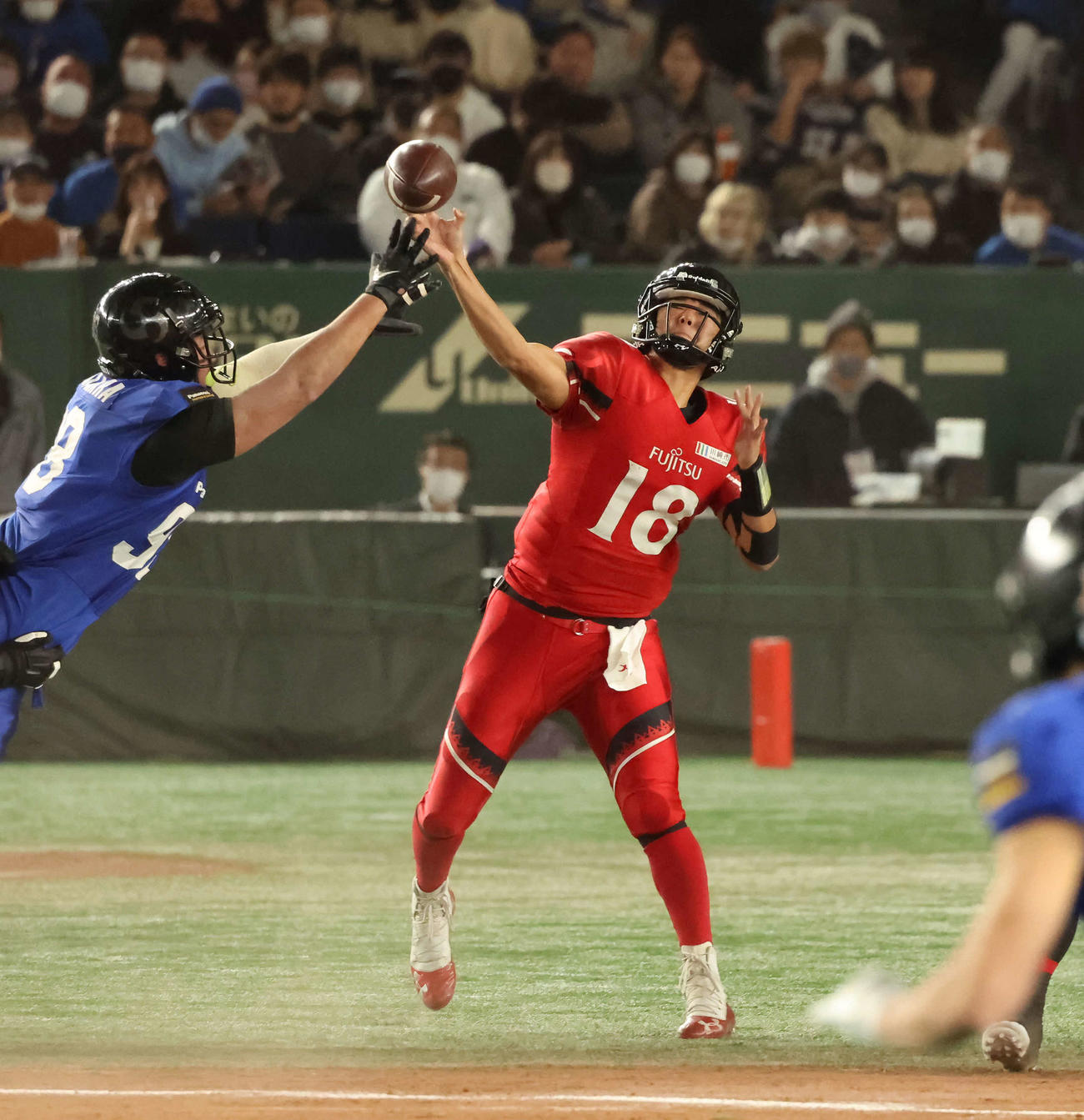 パナソニック対富士通　第1Q、ロングパスを決める富士通QB高木（撮影・丹羽敏通）