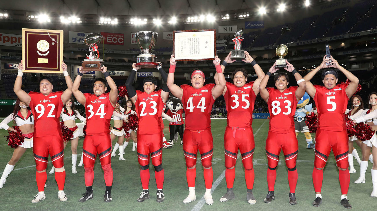 パナソニック対富士通　2連覇を達成して喜ぶ富士通の選手たち（撮影・丹羽敏通）