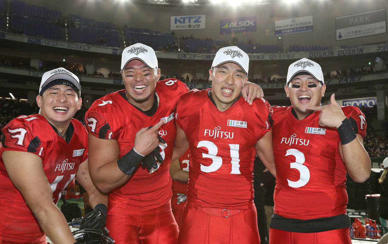 パナソニック対富士通　2インターセプト1QBサックと大活躍して仲間から祝福される富士通DB高岡（左から3人目）（撮影・丹羽敏通）