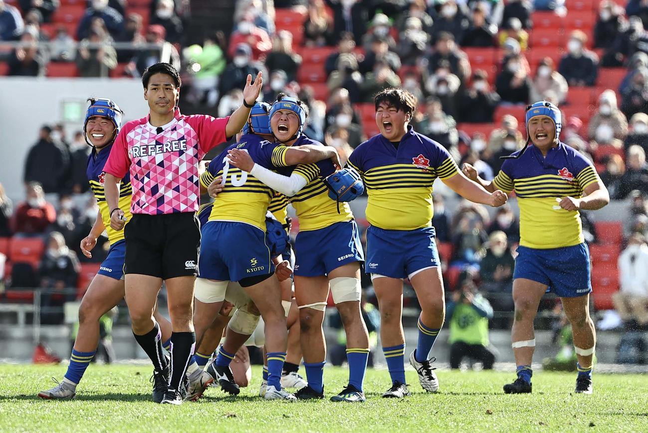 大阪桐蔭対京都成章　大阪桐蔭に勝利し喜ぶ京都成章フィフティーン（撮影・上田博志）
