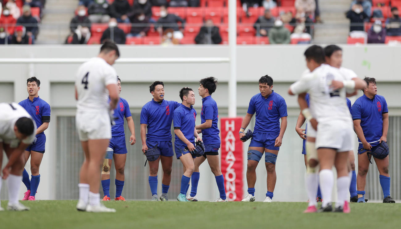 天理対長崎北陽台　天理に敗れ肩を落とす長崎北陽台の選手たち（撮影・前田充）