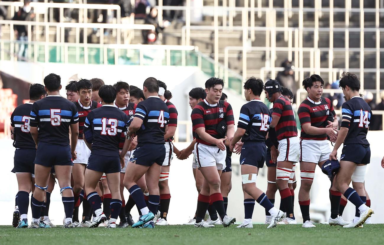 東海大大阪仰星対報徳学園　健闘をたたえ合う東海大大阪仰星フィフティーン（左）と報徳学園フィフティーン（撮影・上田博志）